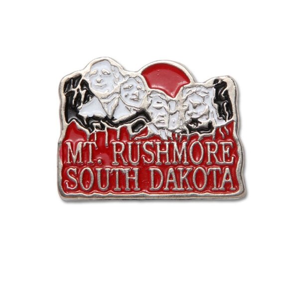 Vintage Mount Rushmore Enamelled Pin USA Historic South Dakota Souvenir Travel - Picture 1 of 4